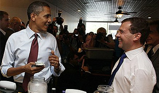 Обама накормил Медведева гамбургерами Обама накормил Медведева гамбургерами