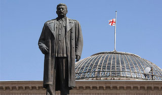 В Грузии снесли памятник Сталину В Грузии снесли памятник Сталину