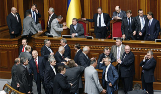 Депутаты БЮТ блокировали трибуну Рады Депутаты БЮТ блокировали трибуну Рады