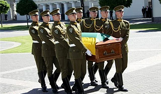 Церковь отвергла гроб президента Литвы Церковь отвергла гроб президента Литвы