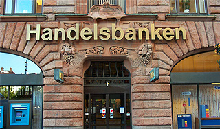 Полиция взяла штурмом банк в Стокгольме Полиция взяла штурмом банк в Стокгольме