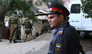 Взрыв мусорки ранил двух человек Взрыв мусорки ранил двух человек