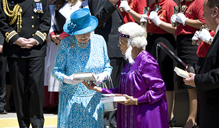 Елизавету II атаковала незнакомка Елизавету II атаковала незнакомка