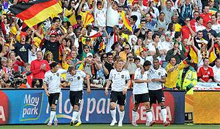 Футболисты поднимают экономику Германии Футболисты поднимают экономику Германии