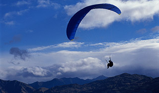 Парашютистка пережила падение с 800 метров Парашютистка пережила падение с 800 метров