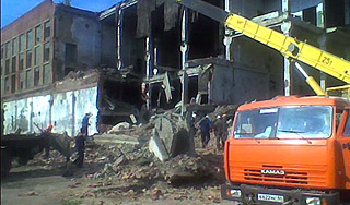 Охотник за металлом обрушил завод Охотник за металлом обрушил завод