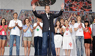 Медведеву показали фантастику на Селигере Медведеву показали фантастику на Селигере