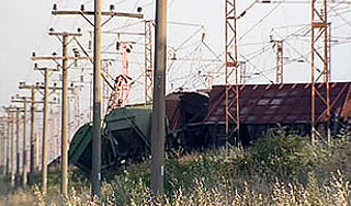 Взрыв поезда пустил вагоны под откос Взрыв поезда пустил вагоны под откос