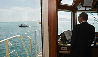 Путин поздравил рыбаков через спутник Путин поздравил рыбаков через спутник