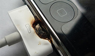 Владелец iPhone 4 пожаловался на ожоги Владелец iPhone 4 пожаловался на ожоги