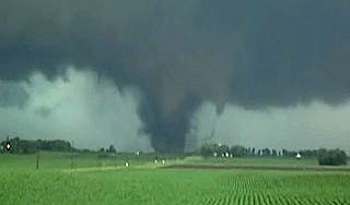В Германии туристов покалечил торнадо В Германии туристов покалечил торнадо