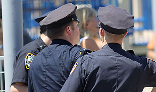 Полицейские стреляли по жертвам урагана Полицейские стреляли по жертвам урагана