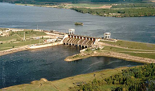 Пьяницы на резиновой лодке остановили ГЭС Пьяницы на резиновой лодке остановили ГЭС