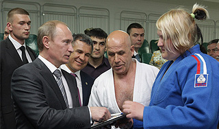 Путин пожаловался на больное плечо Путин пожаловался на больное плечо