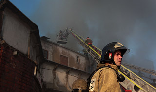 Огонь в центре Москвы унес жизни пожарных Огонь в центре Москвы унес жизни пожарных