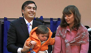 Саакашвили мучает сына русским языком Саакашвили мучает сына русским языком