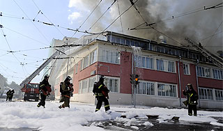 Пожарные оказались заперты в горящем доме Пожарные оказались заперты в горящем доме