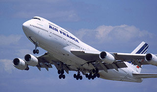 Стюардесса грабила спящих пассажиров Стюардесса грабила спящих пассажиров