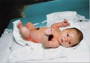 Молодая мать бросила новорожденного в поле