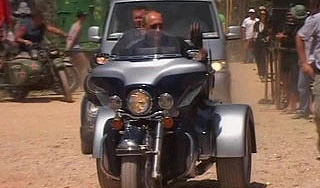 Путин приехал к байкерам на "Харлее" Путин приехал к байкерам на "Харлее"