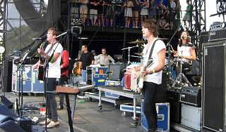 Голуби сорвали концерт известной рок-группы Голуби сорвали концерт известной рок-группы