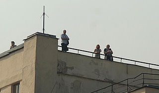 Пожар в Москве загнал людей на крышу Пожар в Москве загнал людей на крышу