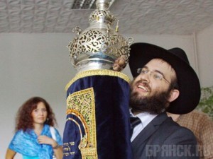 В Брянскую синагогу внесли первый за 100 лет свиток Торы
