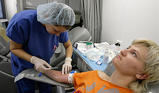 Молодые доноры дарят свою кровь Молодые доноры дарят свою кровь