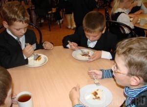 На питание школьников подбросили три рубля