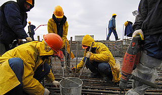 Бизнесмены отбирают у мигрантов зарплату Бизнесмены отбирают у мигрантов зарплату