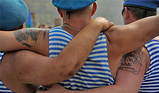 Десантники потушили горящий BMW в Москве Десантники потушили горящий BMW в Москве