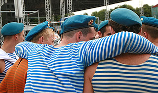 Десантники разгромили кафе за арбуз Десантники разгромили кафе за арбуз