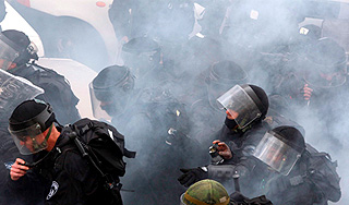 Поляки подрались за крест Качиньского Поляки подрались за крест Качиньского