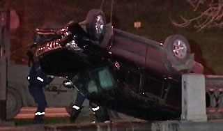 Автомобиль упал в реку после аварии Автомобиль упал в реку после аварии