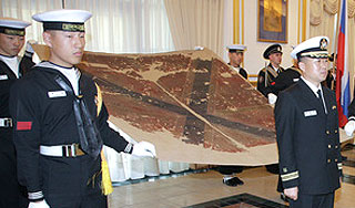 Корея отдала России флаг крейсера "Варяг" Корея отдала России флаг крейсера "Варяг"