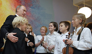Путин сыграл на гуслях в школе Путин сыграл на гуслях в школе