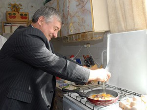 На лугу пасутся кто? Агроном из деревни Соколья-Слобода Почепского района Брянской области, а ныне вице-губернатор Брянской области Александр Касацкий