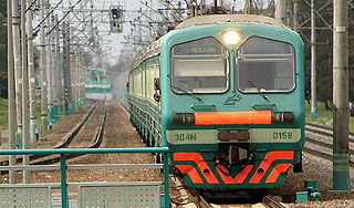 Пассажиры заблокировали электричке путь Пассажиры заблокировали электричке путь