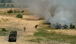 Смертники атаковали аэропорт и военную базу Смертники атаковали аэропорт и военную базу