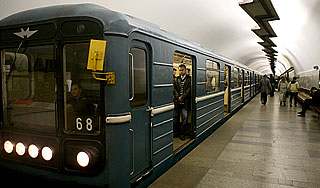 Мужчина прыгнул за сотовым под поезд метро Мужчина прыгнул за сотовым под поезд метро