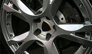 Выброшенное в окно колесо убило прохожего Выброшенное в окно колесо убило прохожего