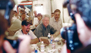 Клинтона засекли на отвязном мальчишнике Клинтона засекли на отвязном мальчишнике