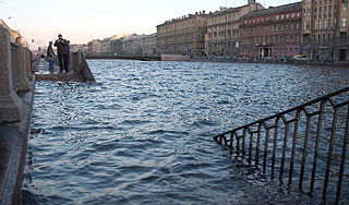 Нева вышла из берегов в Петербурге Нева вышла из берегов в Петербурге