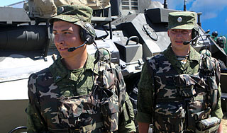 Военных оденут в бронированную форму Военных оденут в бронированную форму