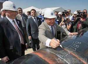 Транснефть: воровство государственного масштаба ВСТО построен. Все уже знают, кто сколько и на чем украл, но улыбаются. Вице-премьер правительства РФ И. И. Сечин делает на шве символическую надпись - имя того, кто лично курировал ВСТО. Того, кто всё знал и во всем участвовал.