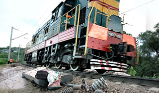 На Сахалине джип врезался в поезд На Сахалине джип врезался в поезд