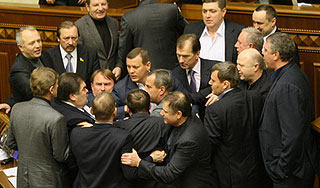 Депутаты Рады подрались с ведрами в руках Депутаты Рады подрались с ведрами в руках