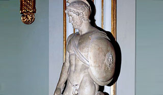 Берлускони вернул статуе бога достоинство Берлускони вернул статуе бога достоинство