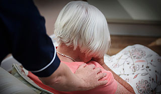 Внук избил палкой 102-летнюю бабушку Внук избил палкой 102-летнюю бабушку