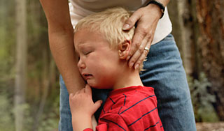 Няня душила ребенка и выбила ему зубы Няня душила ребенка и выбила ему зубы